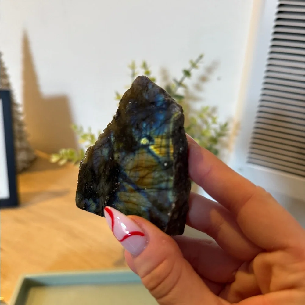 Iridescent Labradorite Stone - Picture 7 of 8